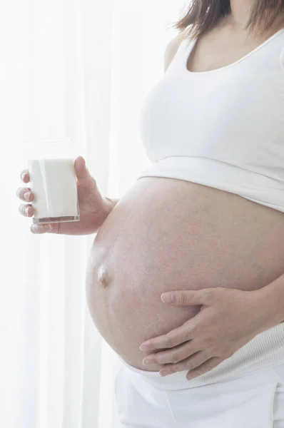 Hasa Egy Terhes Egy Pohár Tejet Háttérben — Stock Fotó