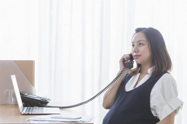 Jovem Mulher Grávida Asiática Falando Por Telefone Escritório — Fotografia de Stock
