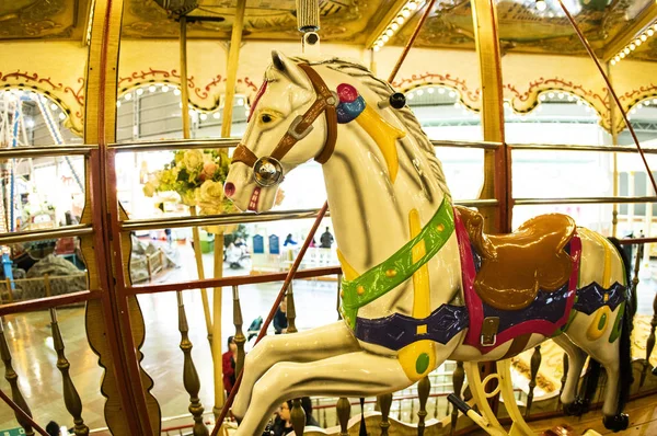 White Horse Carousel Amusement Park — Stock Photo, Image