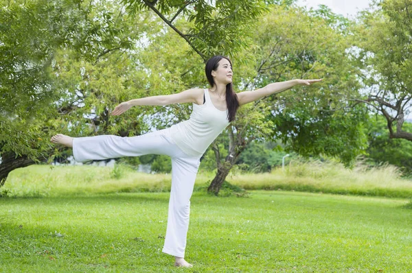 Mujer Asiática Joven Haciendo Yoga Parque Verano — Foto de Stock