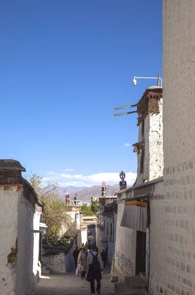 Turistas Caminhando Cidade Antiga — Fotografia de Stock