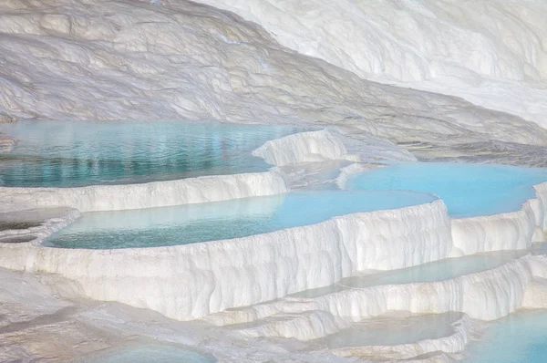 美丽的蓝水和白色的岩石 — 图库照片
