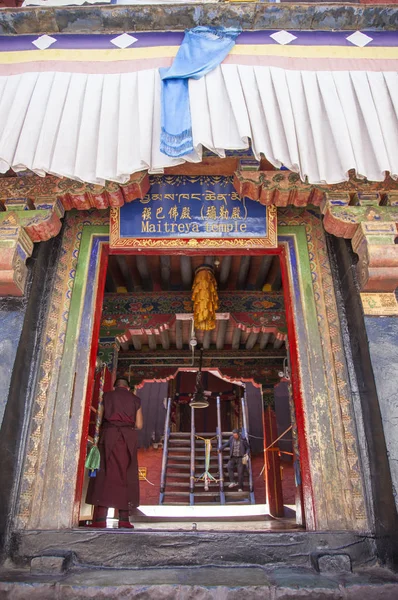 Visão Baixo Ângulo Monges Templo Maitreya — Fotografia de Stock