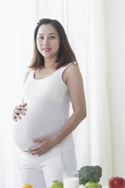 年轻的亚洲孕妇 — 图库照片