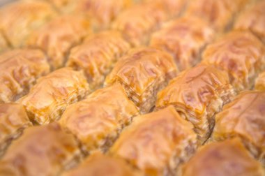 Susam tohumlu taze ve lezzetli baklava.