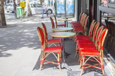 Yaz terasında kırmızı sandalyeli sokak kafesi