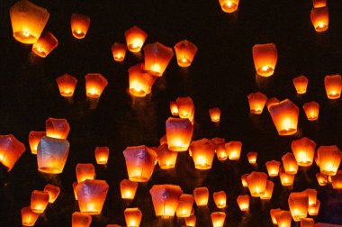 Gökyüzü fenerleri, arka planda uçan fenerler