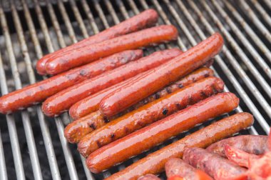 Arka planda et ve ızgara sosisler.