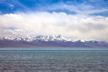 Karlı dağlar ve göl