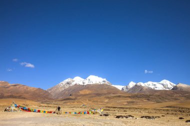 Tibet 'teki ünlü anıt vadisi manzarası, hina