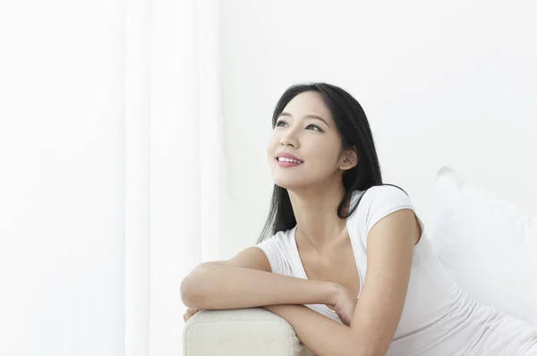 Hermosa Mujer Asiática Posando Ropa Blanca — Foto de Stock