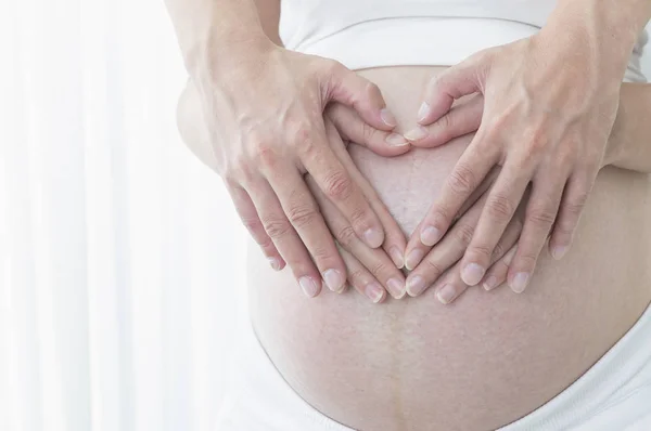 Ventre Une Femme Enceinte Avec Les Mains Homme Sur Ventre — Photo