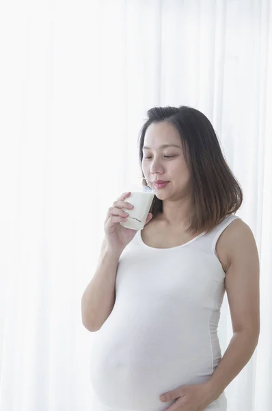 年轻的亚洲孕妇喝牛奶 — 图库照片
