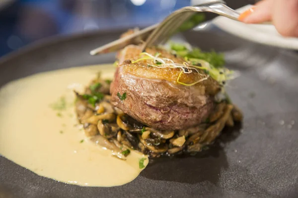 Ternera Frita Con Verduras Salsa Plato — Foto de Stock