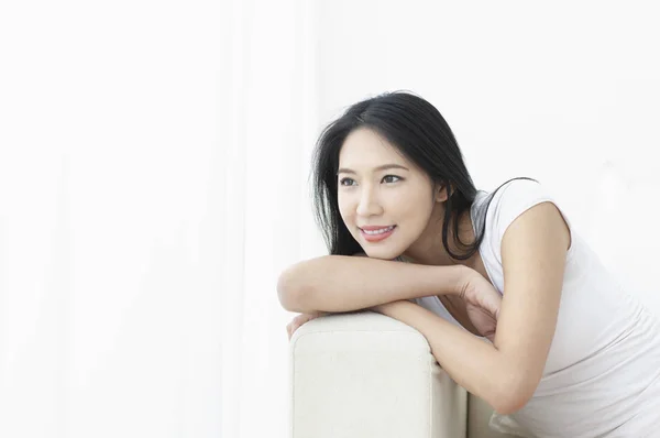 Schöne Asiatische Frau Posiert Weißen Kleidern — Stockfoto