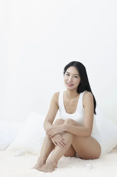 Красива Азіатська Жінка Позує Білому Одязі — стокове фото
