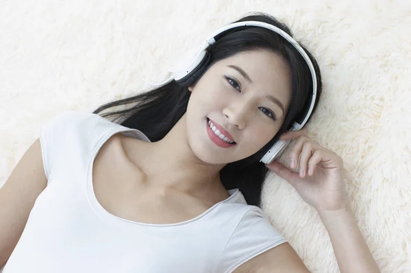 Beautiful Asian Woman Listing Music Headphones — Stock Photo, Image