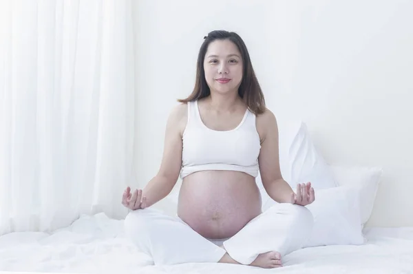 年轻的亚洲孕妇冥想 — 图库照片