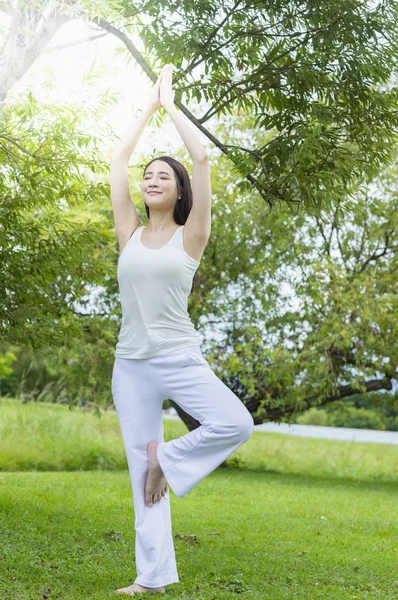 Jeune Femme Asiatique Faisant Yoga Parc Été — Photo