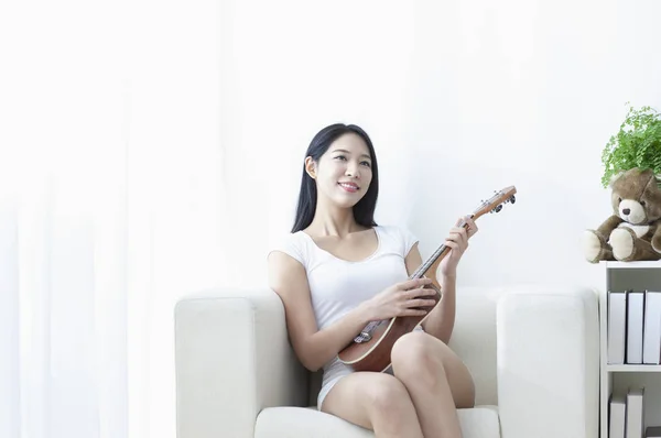 Bella Donna Asiatica Che Gioca Ukulele — Foto Stock