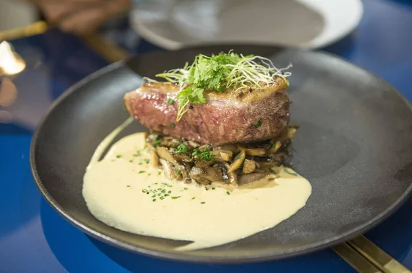 Deliciosa Carne Con Salsa Guarnición Plato — Foto de Stock