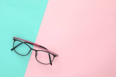 Renkli kağıtlı boş gözlük. 