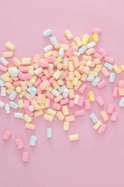 Pastel pembe renkli şekerlemeler..