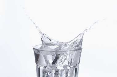 Su beyaz arkaplanda cama sıçrıyor.