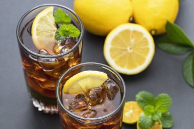 Limonlu ve naneli çay.