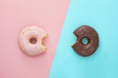 Renk arkaplanındaki donutlar