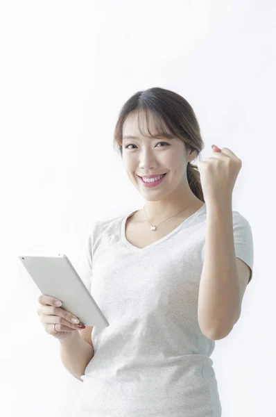 Retrato Mulher Jovem Usando Tablet Isolado Fundo Branco — Fotografia de Stock