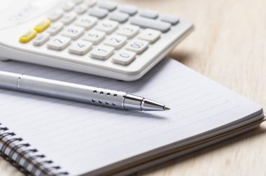 defter, hesap makinesi ve kalem ahşap tablo