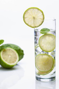 Taze naneli limonata ve beyaz arka planda buz..
