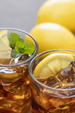Gri arka planda limonlu buzlu çay.