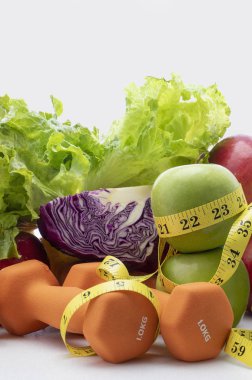 taze organik sebzeler, dambıllar ve mezura 