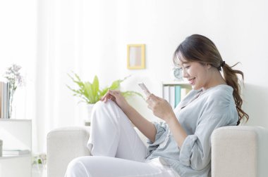 Akıllı telefon kullanan Asyalı kadın 