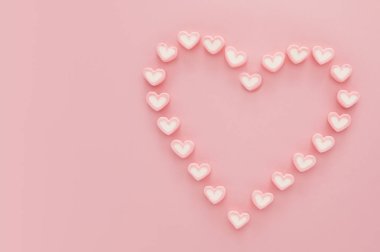 Kalp arka planı şeklinde şekerlemeler 