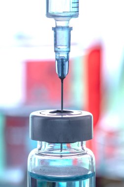 Hastanedeki şırıngalı damlatıcı.