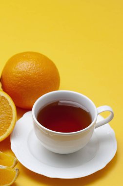 Bir fincan portakal dilimli çay..