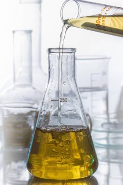 Sarı sıvı test tüpleri 