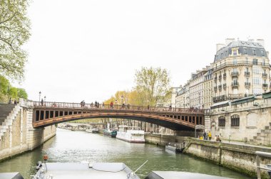 Paris, Fransa 'da nehir ve köprü manzarası