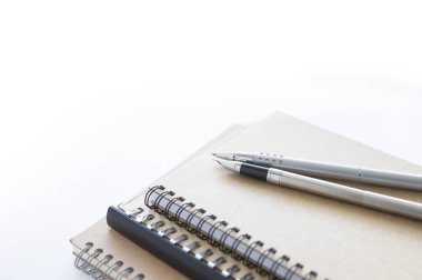 beyaz arkaplanda dizüstü bilgisayarlar ve kalemler