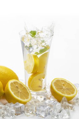 Taze naneli limonata ve beyaz arka planda buz..