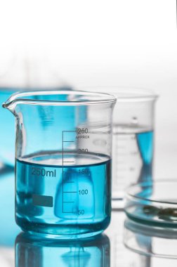 kimyasal laboratuvarda mavi sıvılar ile şişeler