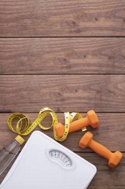 Ahşap arka planda spor aletleri.