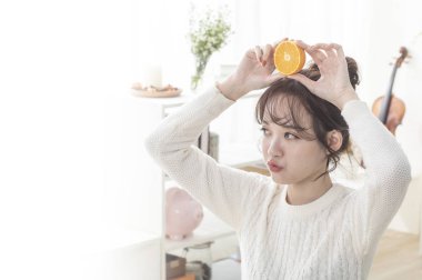 Elinde çay şişesi olan genç bir kadın.