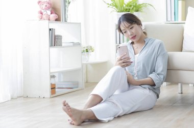 Akıllı telefon kullanan Asyalı kadın 