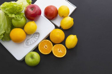 Siyah zemin üzerinde taze meyve ve pullar