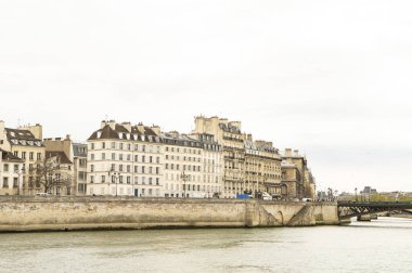 Paris, Fransa 'da nehir ve köprü manzarası