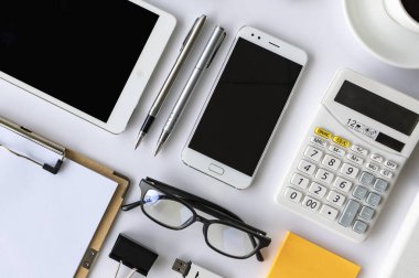 İş hayattır. beyaz arkaplanda aygıtları olan ofis masaüstü